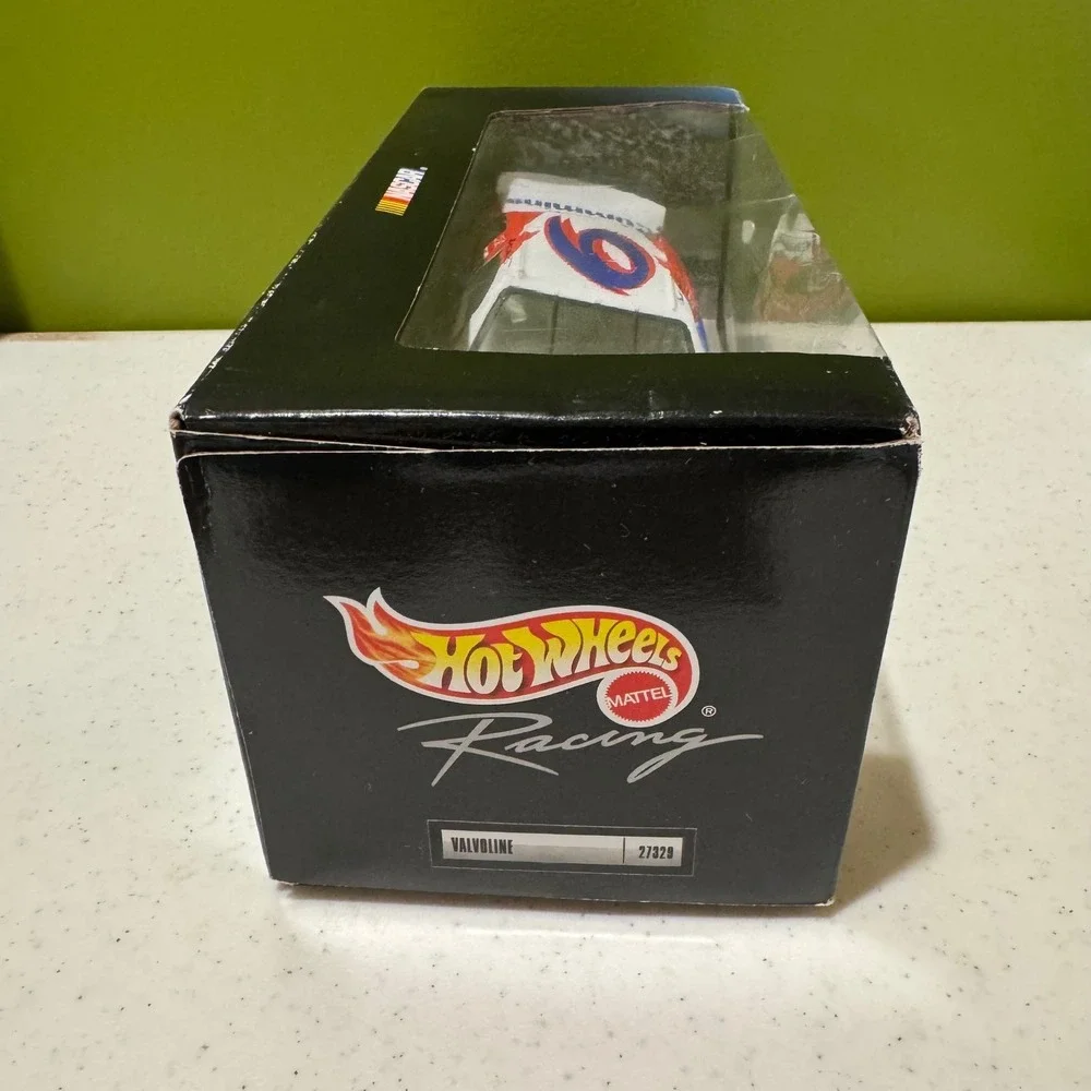 Hot Wheels Racing Mark Martin 6 Valvoline Ford Taurus 1:24 Race Day Deluxe 1999